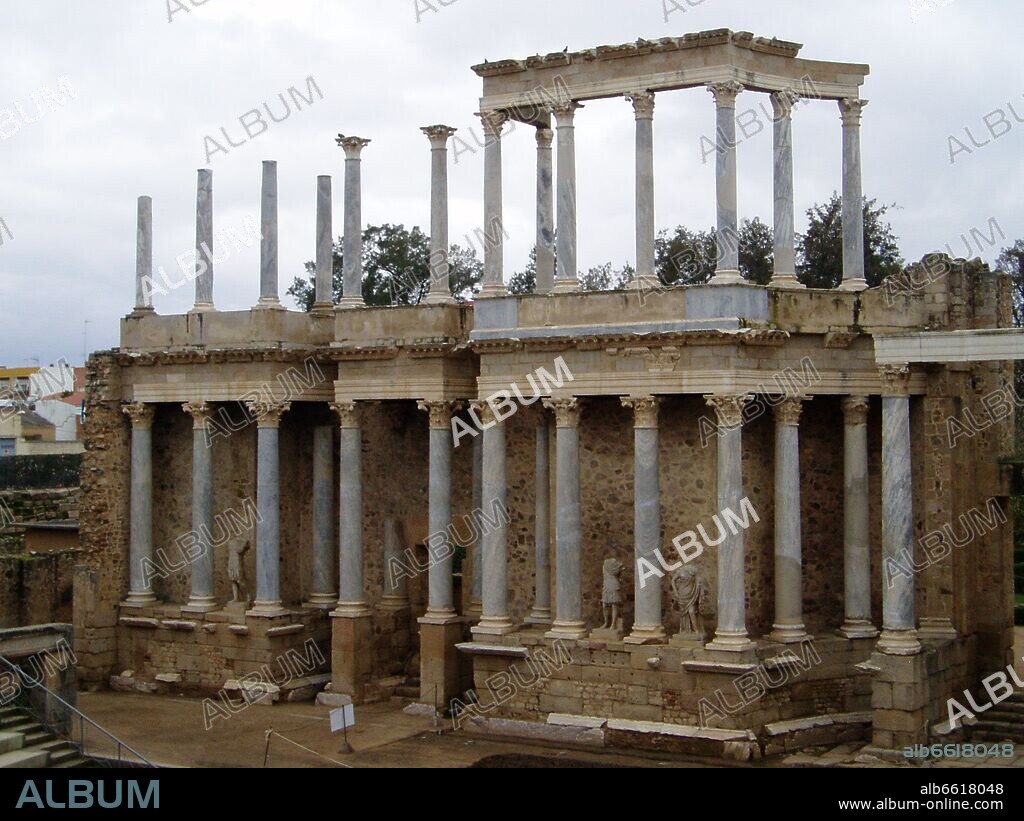 PARTE IZQUIERDA DEL ESCENARIO DEL TEATRO ROMANO DE MERIDA - SIGLO I AC.