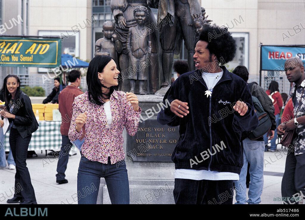 ANNA FARIS and MARLON WAYANS in SCARY MOVIE 2, 2001, directed by KEENEN IVORY WAYANS. Copyright DIMENSION FILMS.