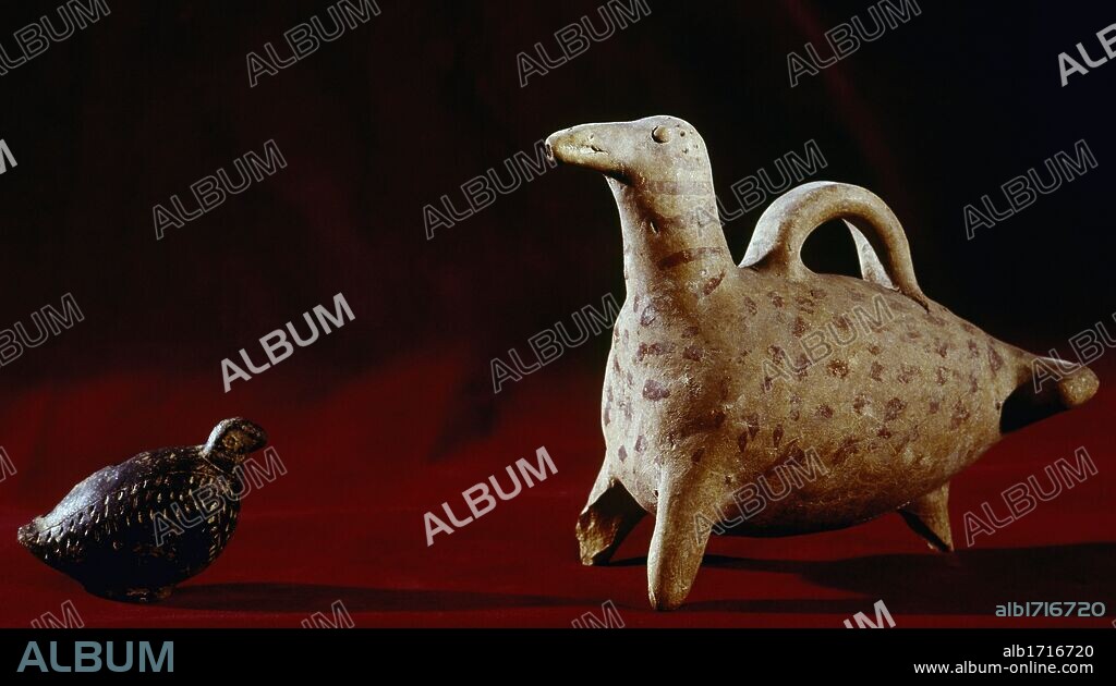 ARTE IBERICO. PERDIZ IBERICA (500-400 a. C.) y BOTIJO PUNICO o IBICENSE, realizados en cerámica. Museo Arqueológico de Cuenca y Museo Arqueológico de Murcia. España.