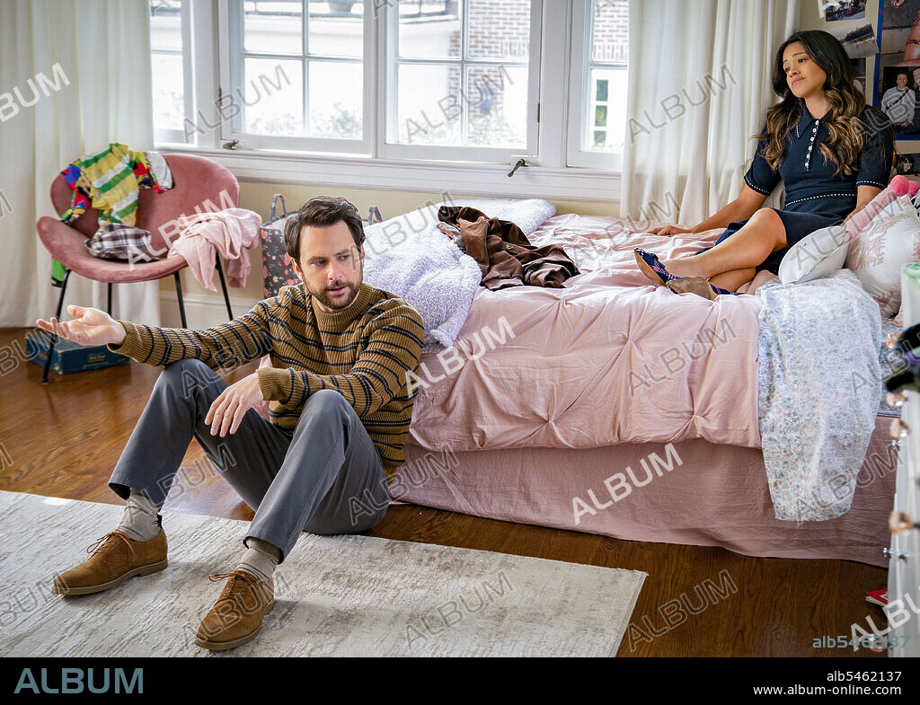 CHARLIE DAY and GINA RODRIGUEZ in I WANT YOU BACK, 2022, directed by JASON ORLEY. Copyright AMAZON STUDIOS.