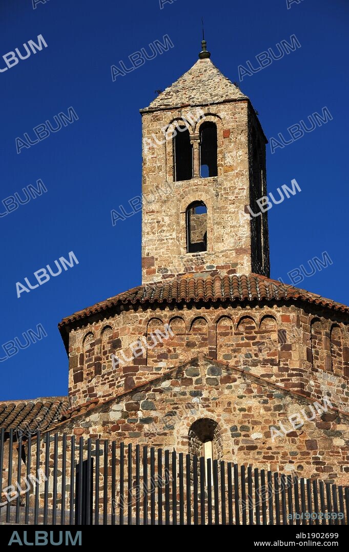 ARTE ROMANICO. ESPAÑA. IGLESIAS PRERROMANICAS DE TERRASSA. (Antiguo nucleo visigodo de Egara). IGLESIA DE SANTA MARIA. Edificio romanico S. XII. Detalle del cimborrio octogonal coronado por un campanario de torre de dos pisos y tejado. Destaca la decoración lombarda de fajas y arquerías ciegas. S. XII. Terrasa. Vallés Occidental. Provincia Barcelona. Cataluña.