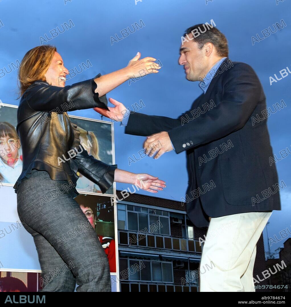 Madrid, 21-9-02. - el candidato A la presidencia de la Comunidad de Madrid Rafael Simancas y la Candidata A la alcaldía de Madrid trinidad Jiménez en un mitin en el barrio de Vallecas, -foto Ernesto Agudo.