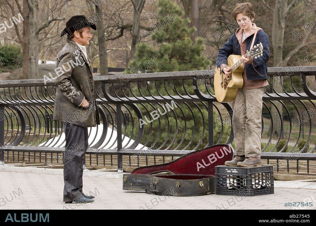 FREDDIE HIGHMORE and ROBIN WILLIAMS in AUGUST RUSH, 2007, directed by KIRSTEN SHERIDAN. Copyright CJ ENTERTAINMENT/ODYSSEY ENTERTAINMENT/SOUTHPAW ENTERTAINMEN / GENSER, ABBOT.