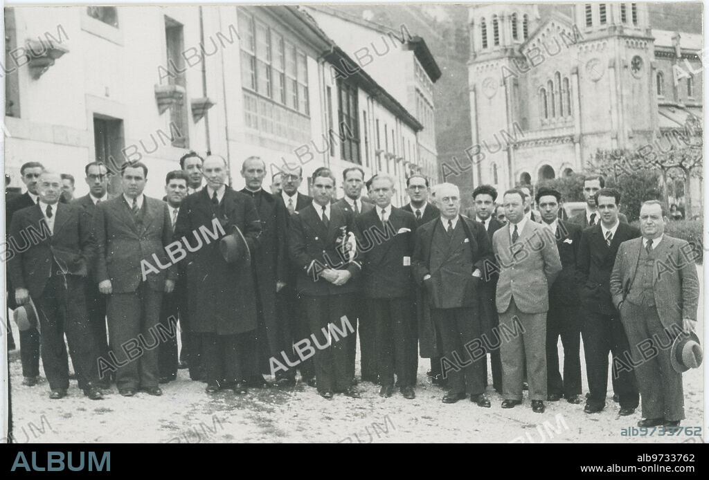 Covadonga (Asturias), 13/04/1936. El aviador cubano Antonio Menéndez Peláez, en elSantuario de Covadonga. Lo visitó en en compañía de varios socios del Centro Asturiano de laHabana.