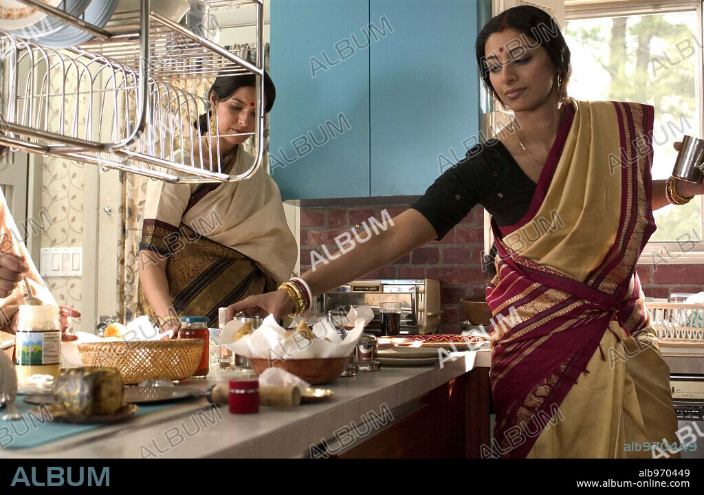 TABU and TANUSREE SHANKAR in THE NAMESAKE, 2006, directed by MIRA NAIR. Copyright FOX SEARCHLIGHT PICTURES.