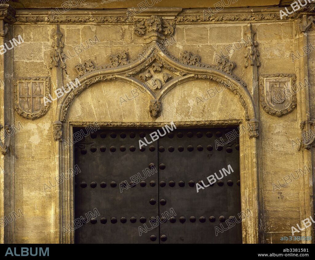 Palacio de Abrantes. Edificio construído en el siglo XVI. Detalle del arco de estilo gótico-renacentista. adornado con lacería árabe, que se encuentra sobre la portada. Granada. Andalucía. España.