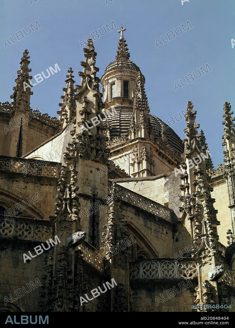JUAN GIL DE HONTAÑON. EXTERIOR- PINACULOS DE LA CATEDRAL DE SEGOVIA - SIGLO XVI - GOTICO ESPAÑOL - FOTO AÑOS 60.