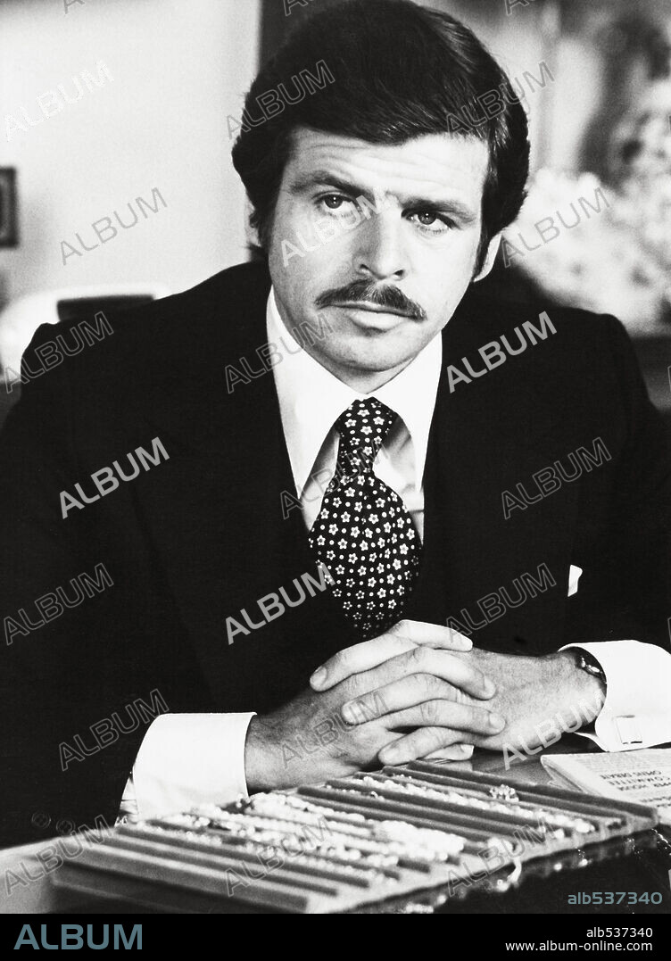 WILLIAM DEVANE en LA TRAMA, 1976 (FAMILY PLOT), dirigida por ALFRED HITCHCOCK. Copyright UNIVERSAL PICTURES.