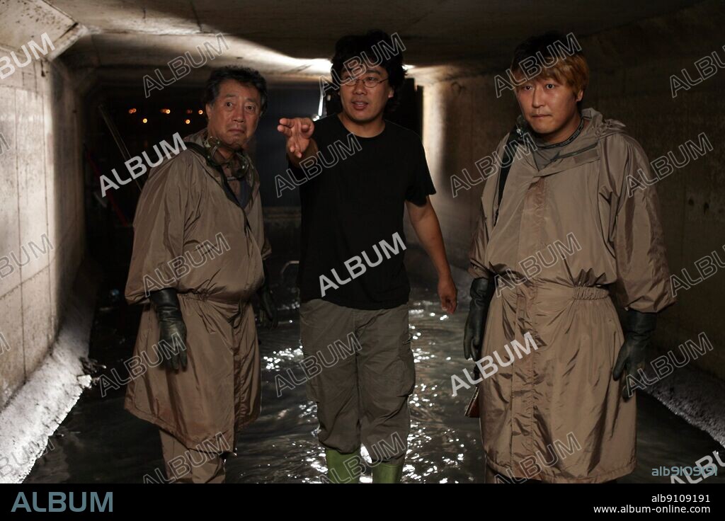 BYUN HEE-BONG, Bong Joon Ho y KANG-HO SONG en THE HOST, 2006 (GWOEMUL), dirigida por BONG JOON HO. Copyright CHEONGEORAM.