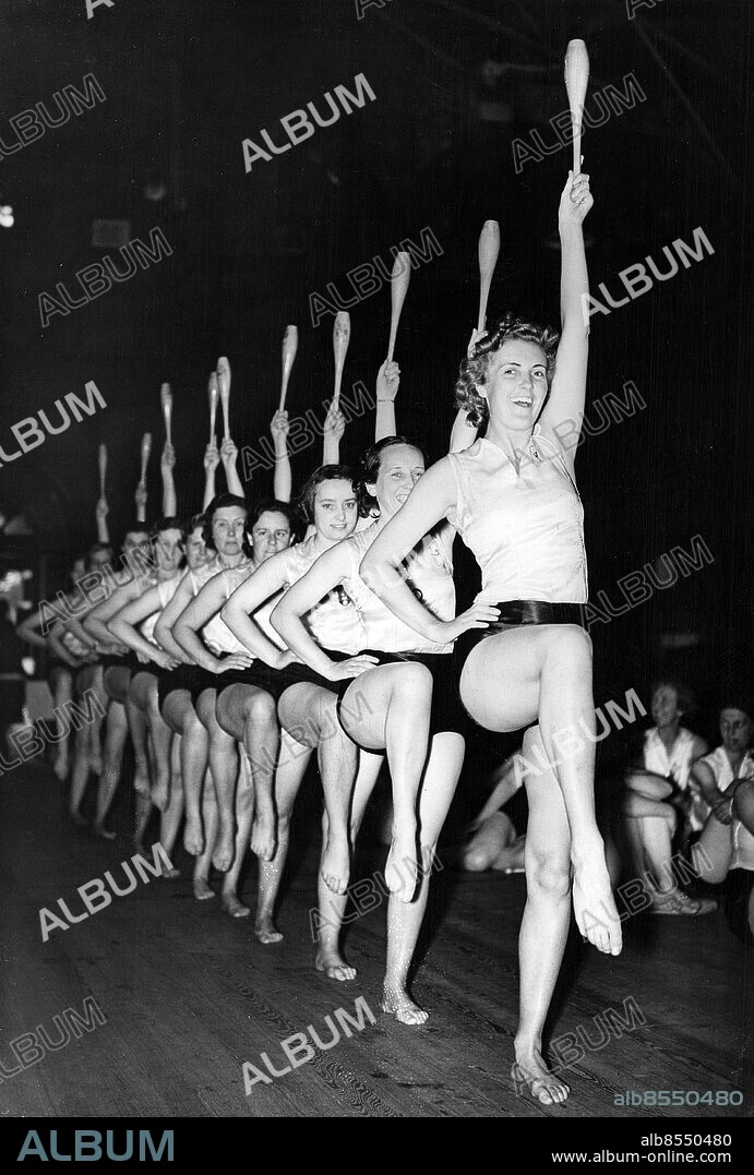 STORBRITANNIEN LONDON 1939-06-01. Orig. bildtext... PRUNELLA STACK LEADS HEALTH AND BEATY REHEARSAL FOR WEMBLEY DISPLAY. Lady David Douglas Hamilton (Prunella Stack) led members of the Women's League of Health and beauty in a rehearsel at Davies Street, Mayfair, London, for the big display to beheld at Wembley on June 10. Photo shows: Lady David Douglas Hamilton (Prunella Stack) leading the rehearsel. Lady Douglas Hamilton is leader of the League of Health and Beauty. Foto: Planet News / AB Text & Bilder / SVT / Kod: 5600 Mapp: Damsport Gymnastik 1930-1939 I 212 B2 På rad Hälsa och skönhet Repetitioner Balans persons: PRUNELLA STACK sites: STORBRITANNIEN;LONDON.