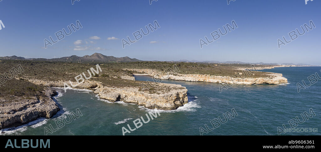 Cala Virgili, Cala pilota y Cala Magraner con muntanya Grossa al fondo, Manacor, Mallorca, Balearic Islands, Spain.