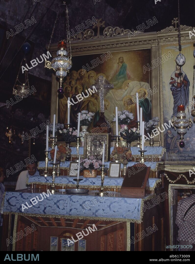INTERIOR-GRUTA CON ALTAR-CONTROLADA POR LOS ORTODOXOS GRIEGOS Y ARMENIOS.