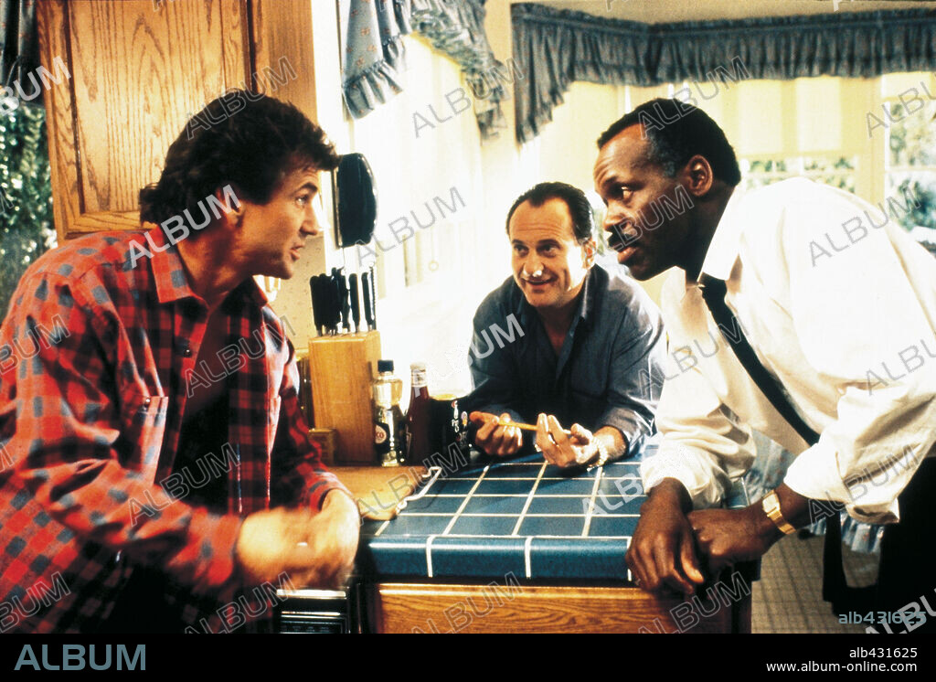DANNY GLOVER, JOE PESCI and MEL GIBSON in LETHAL WEAPON 2, 1989, directed by RICHARD DONNER. Copyright WARNER BROTHERS.