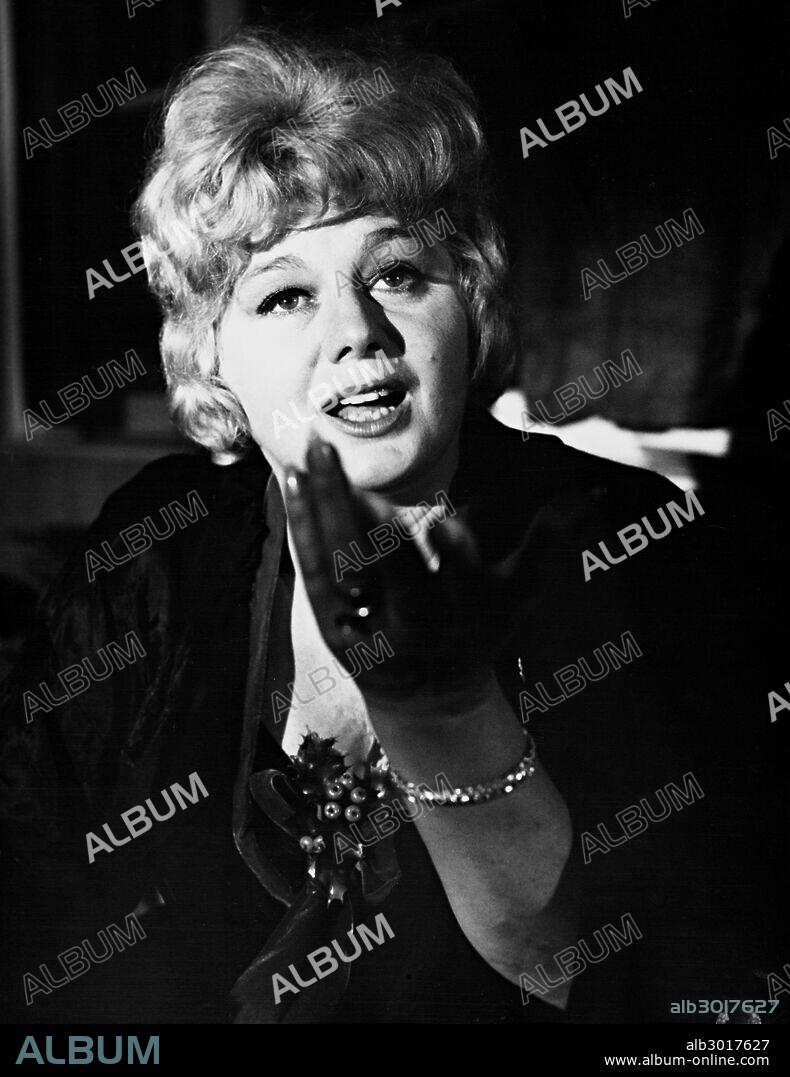 SHELLEY WINTERS en LA MUCHACHA QUE LLEGO DE LA LLUVIA, 1972 (SOMETHING TO HIDE), dirigida por ALASTAIR REID. Copyright AVTON FILMS.