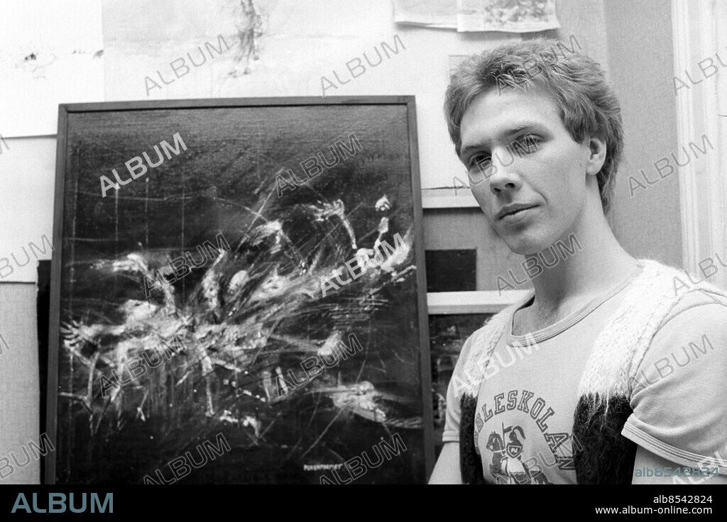 ARKIV 19831114. Mikael Persbrandt gick på konstskola och jobbade med både olja, akvarell och krokiteckningar. Idag går Persbrandt på både Balettakedemin och Danshögskolan samtidigt. Han ägnar sex timmar om dagen åt balett, jazz och fridans.. Foto: Lars Epstein code 83. COPYRIGHT SCANPIX SWEDEN.