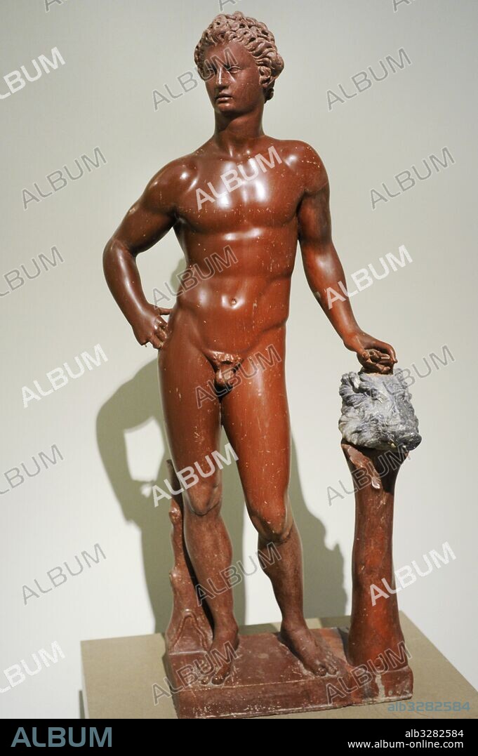 Héroe griego Meleagro con la cabeza del Jabalí de Calidón. Escultura romana del siglo I d. C. copia de un original griego de siglo IV a. C., atribuida al escultor griego, Escopas de Paro. Caliza roja de la Isla de Rodas. Museo Arqueológico Nacional. Nápoles. Italia.