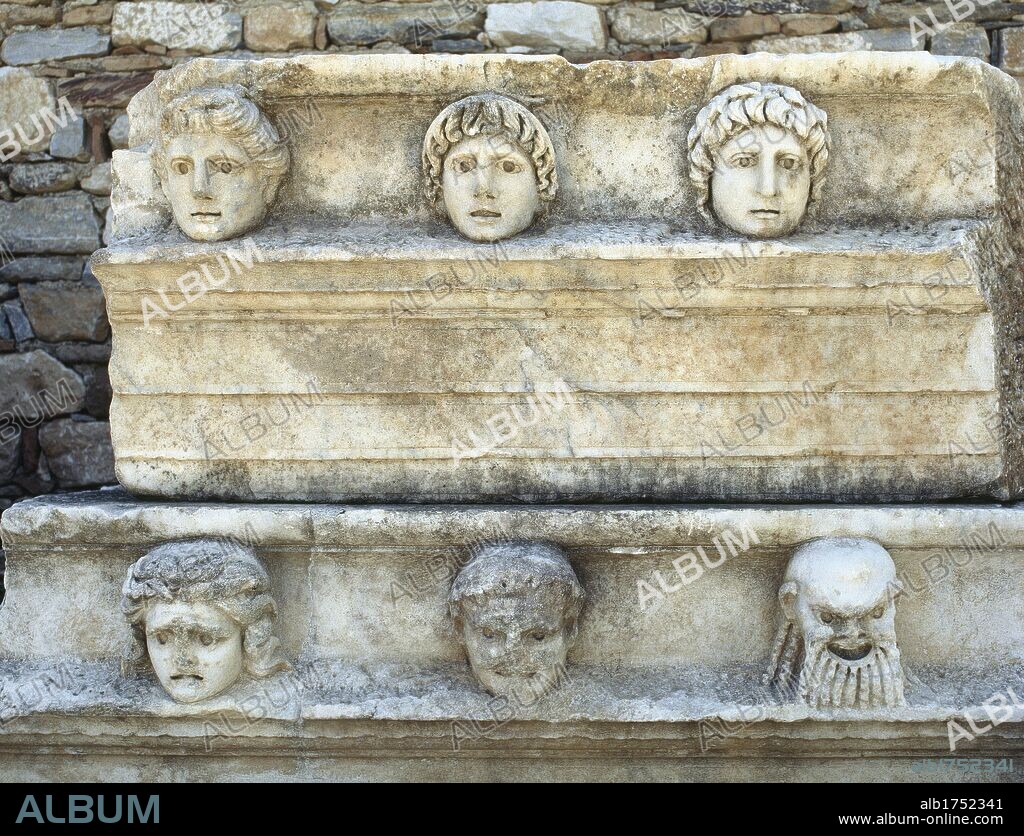 ARTE ROMANO. TURQUIA. Detalle de un arquitrabe decorado con relieves de MASCARAS TEATRALES DE LA TRAGEDIA. Museo al aire libre. Ciudad de Afrodisia de Caria. Península Anatólica.