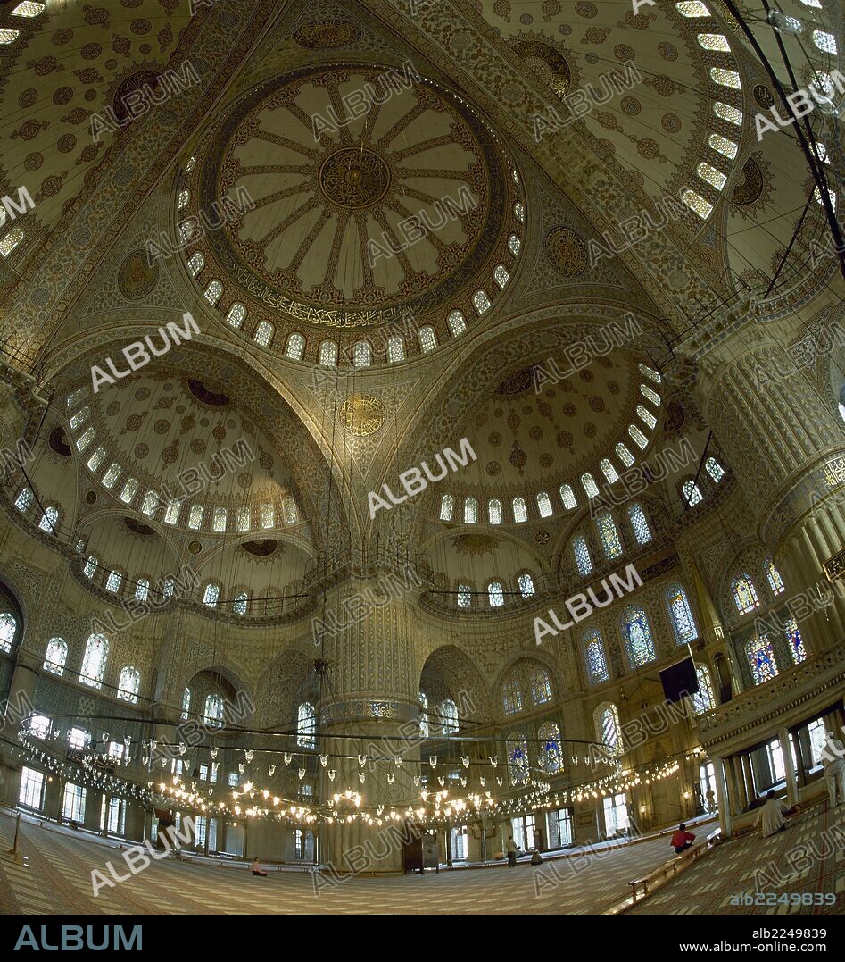 ARTE ISLAMICO. ESTILO OTOMANO. TURQUIA. SULTAN AHMET CAMII o MEZQUITA AZUL. Construida por Mehmet Aga entre 1609 y 1616 por orden del sultán AHMET I (1603-1617). Vista general de la SALA DE ORACION. La cúpula, de 43 m. de altura, descansa sobre cuatro arcos ojivales y cuatro pechinas planas. Todo el interior de la mezquita se encuentra decorada con cerámica de Iznik. ESTAMBUL. Turquía.