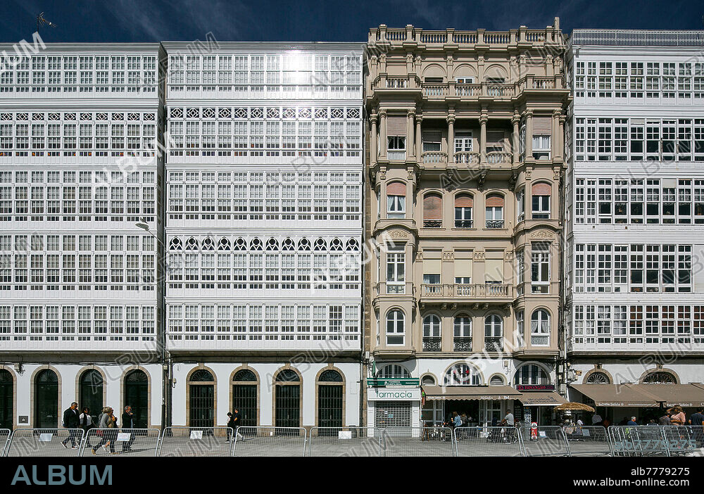 Spanien A Coruna Galicien 0887 Altstadt Avenida de Montoto Häuser des 19-20 Jh Fassaden vollständig mit Glasveranden versehen.