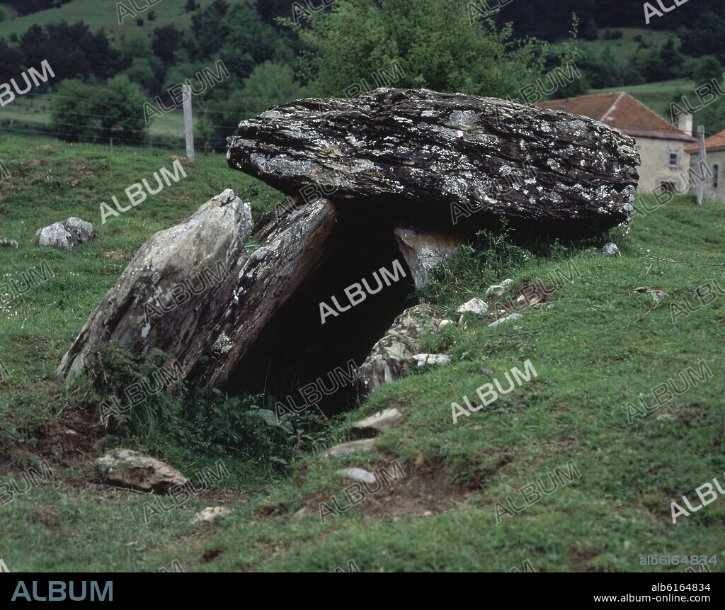 DOLMEN DE ARRAKO-MONUMENTO MEGALITICO-EDAD DE BRONCE.