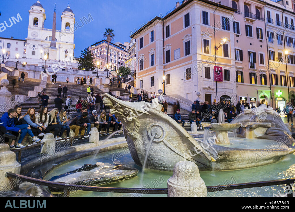 Barge fountain, Fontana della Barcaccia, Baroque fountain, steps of the Trinità dei Monti, Roma, Lazio, Italia.