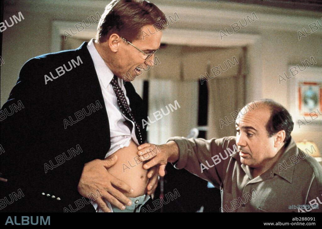 ARNOLD SCHWARZENEGGER and DANNY DEVITO in JUNIOR, 1994, directed by IVAN REITMAN. Copyright UNIVERSAL/NORTHERN LIGHTS.