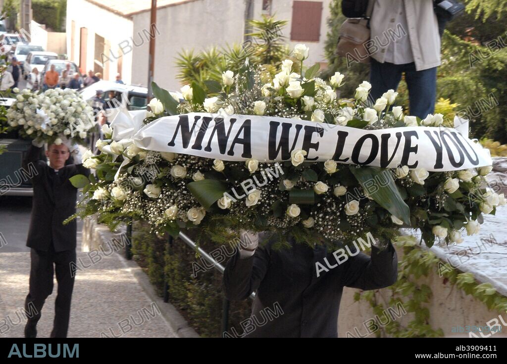 Apr 25, 2003; Carry-Le-Rouet, FRANCE; Flowers are carried into U.S. jazz singer NINA SIMONE's funeral in southern France. . (Credit Image: Keystone Canada/ZUMAPRESS.com). 25/04/2003