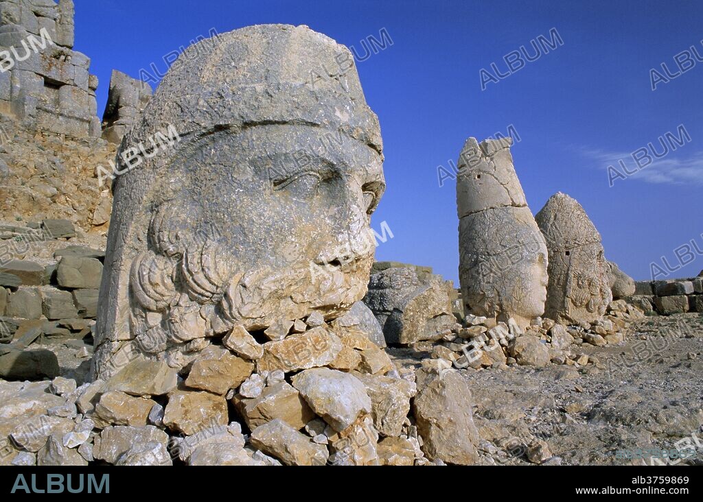 Ancient carved heads of gods on summit of Mount Nemrut, Nemrut Dagi (Nemrut Dag), UNESCO World Heritage Site, Anatolia, Turkey, Asia Minor, Asia.