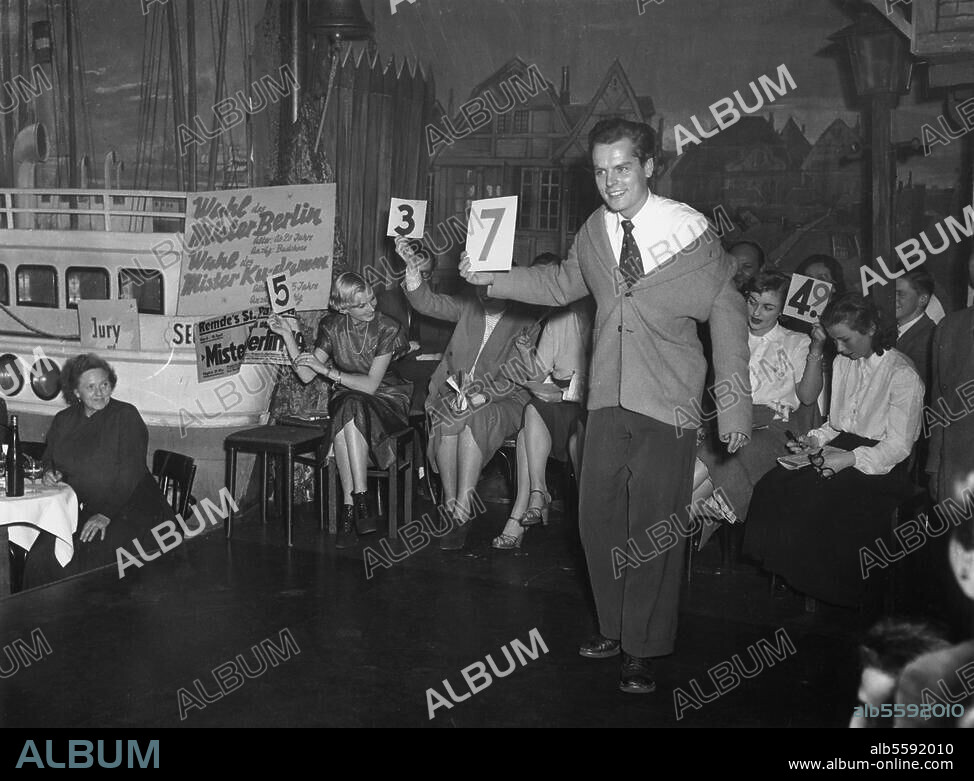 Berlin, April 1951:. Wahl des "Mister Berlin" und des. "Mister Ku'damm" in Remde's St. Pauli am Zoo. Ein Konkurrent auf dem Laufsteg. Foto.