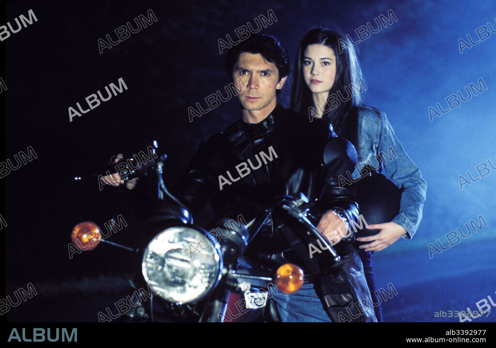 LOU DIAMOND PHILLIPS and MARY ELIZABETH WINSTEAD in WOLF LAKE, 2001, directed by JOHN LEEKLEY. Copyright CBS PRODUCTIONS.