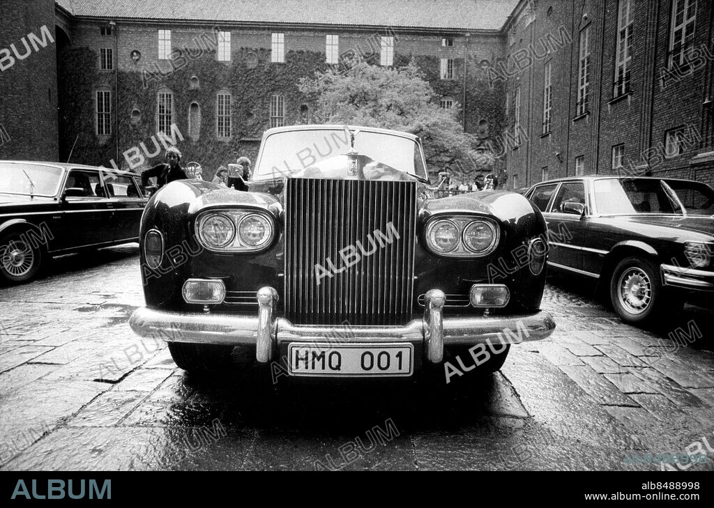 Stockholm 1983-05-26. Brittiskt statsbesök. Drottning Elizabeth II och prins Philip på statsbesök i Sverige. Här ses drottningens överskeppade Rolls-Royce som fått tillfälliga svenska registreringsskyltar med bostäverna HMQ, Her Majesty The Queen. Foto: Kent Östlund / SvD / TT / kod 12014.