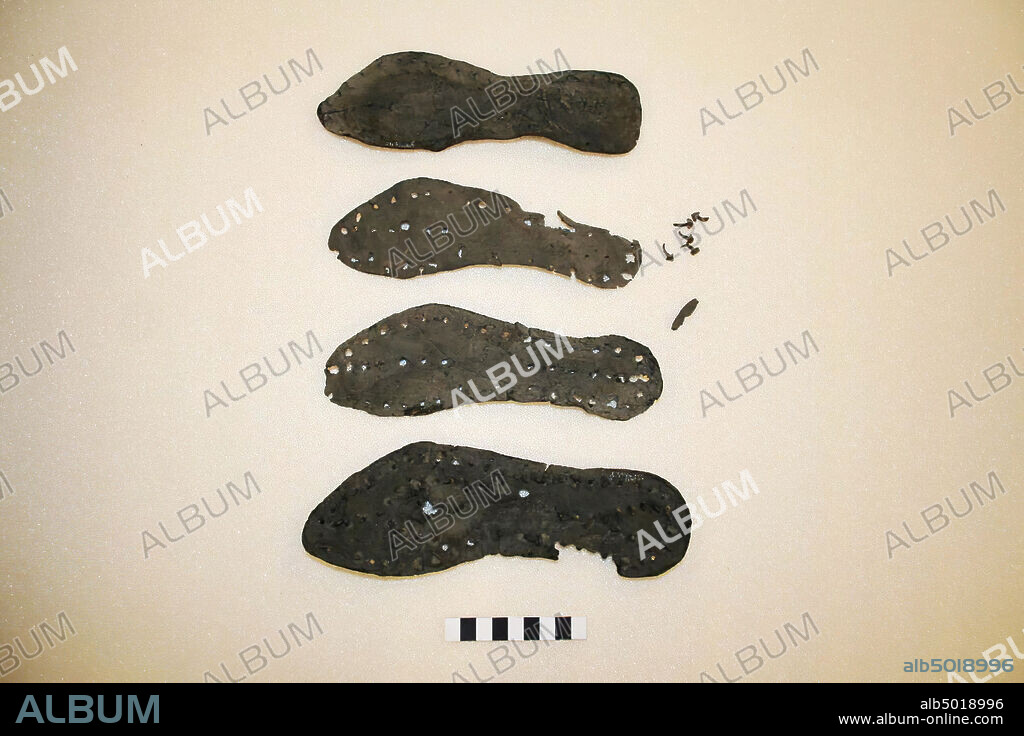 Parts of a shoe sole of leather, studded with nails of iron. 5 loose nails. The shoe was probably a woman or a child, at least not a man., Shoe, organic, leather, metal, iron, l: 22.8 cm, br: 7.6 cm, roman, Netherlands, Utrecht , Bunnik, Fighting.