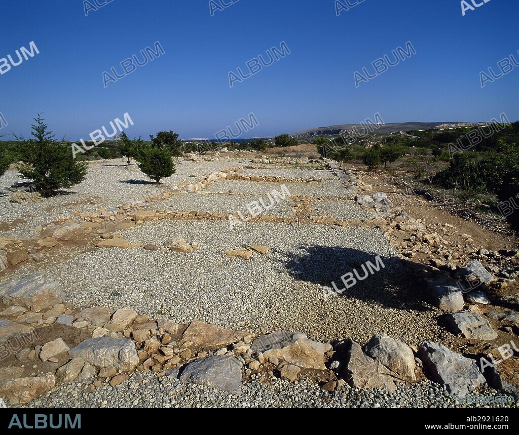 IMPERIO ROMANO. Vista parcial de los cimientos de los antiguos barracones para soldados del CAMPAMENTO MILITAR ROMANO (siglo I a. C.). Se cree que el campamento se levantó durante la época de conquista de la isla (123 a. C.). PUERTO DE SANITJA (Cap de Cavalleria). Norte de la isla de MENORCA. Islas Baleares. España.