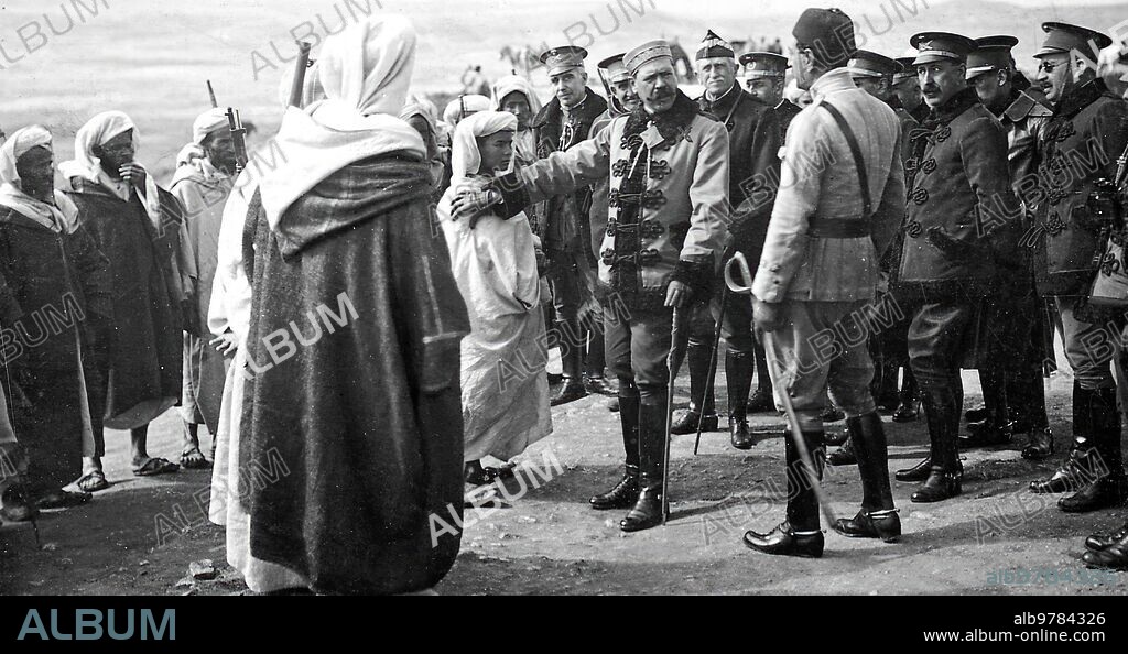 Marzo 1920. Melilla. En el campamento de Yaf-El-Baarc. El general Silvestre (X) Ofreciendo protección al hijo del Caid Kalluch,Que, como su Padre, muerto en el campo de Batalla, Desea luchar al lado de España - foto Lazaro.