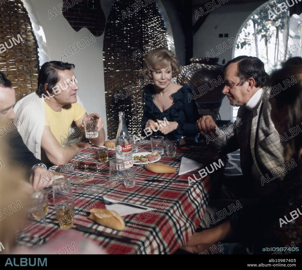 German opera singer Anneliese Rothenberger and her husband Gerd Wendelin Dieberitz for a cosy get-together after shooting a song with German pop singer Costa Cordalis, 1970s.