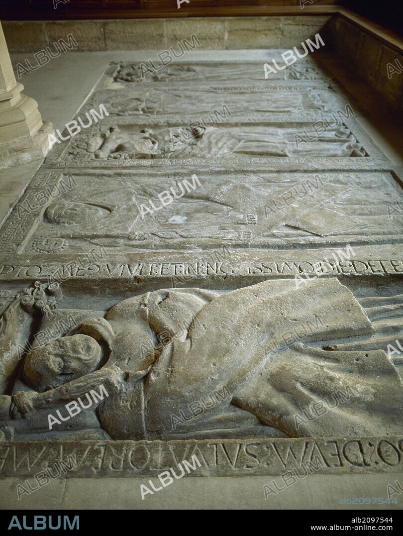 ARTE GOTICO. ESPAÑA. Sepulcros que se encuentran en el suelo de la SALA CAPITULAR (siglo XIII) del MONASTERIO DE SANTA MARIA DE POBLET y que corresponden a diferentes Abades del monasterio. Vimbodí. Provincia de Tarragona. Cataluña.