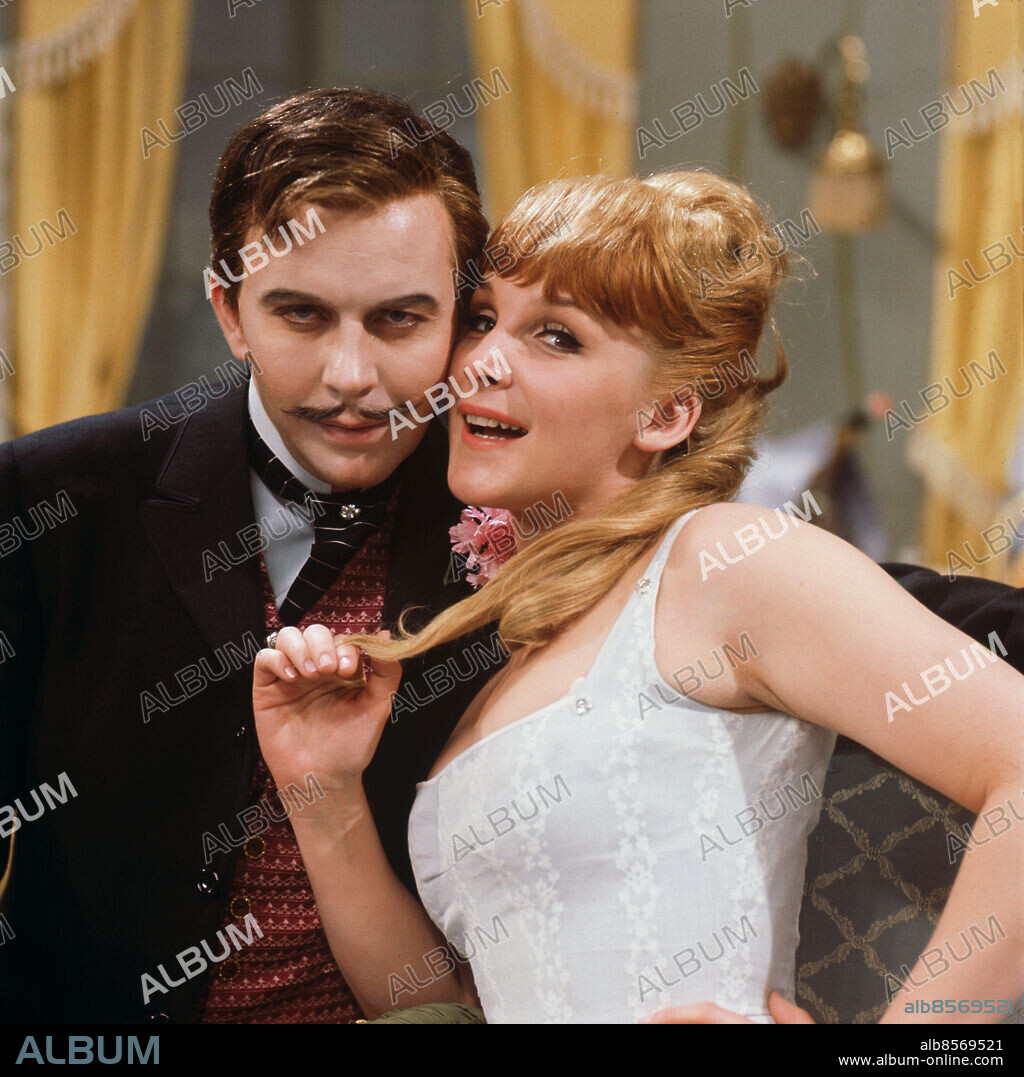 1966-04.. PARISISKAN Komedi av Henry Becques i regi av Håkan Ersgård. Sänt första gången 1966-05-30. Bild tagen för reportage i RiR 22/66: Catrin Westerlund som Clotilde och Ove Tjernberg som Lafont i vaudevillen Parisiskan, som för 75-80 år sedan upprörde både allmänheten och den franska polisen. Dekolletage Kravattnål Mustascher Urringningar Pannlugg Smink CD541 persons: OVE TJERNBERG;CATRIN WESTERLUND sites: SVERIGE.