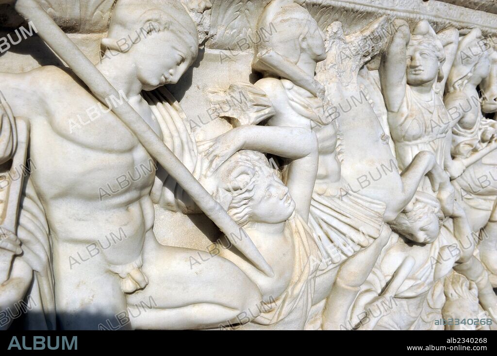 ARTE ROMANO. PROXIMO ORIENTE. ISRAEL. SARCOFAGO DE LAS AMAZONAS. Mármol. Tel Mevorah. Principios siglo III. Zona inferior: Narra la batalla entre griegos y amazonas. Detalle de un guerrero griego matando a una amazona con su lanza. Museo Rockefeller (Museo Arqueológico). Jerusalén. Israel.