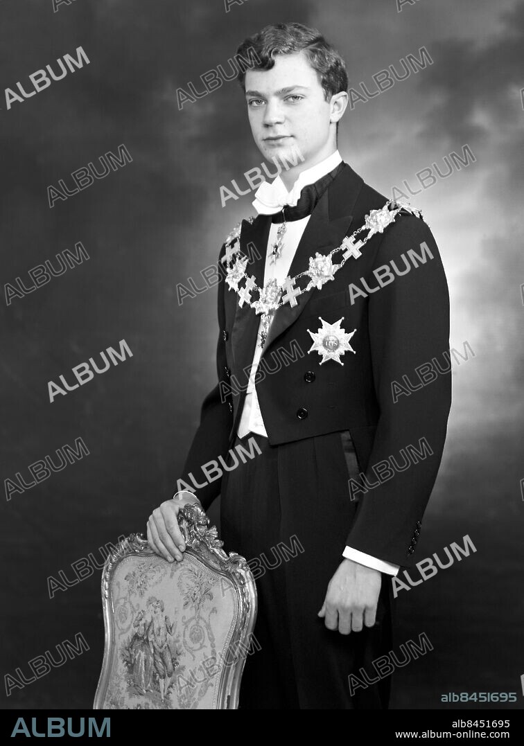 Arkiv 1964 Kronprins Carl Gustaf, 18 år, i frack och serafimerordern.. Crown prince Carl Gustaf of Sweden.. Foto: Hovfotograf Bergne/Scanpix. Kod:1901. Scanpix Sweden Swedish King Carl XVI Gustaf will be celebrating his 70th birthday on April 30, 2016.