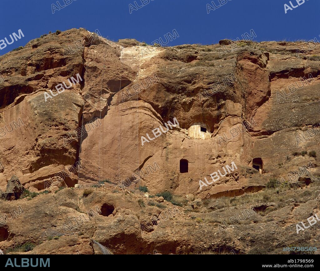 LA RIOJA. SANTA EULALIA SOMERA. Vista de las CUEVAS EREMITICAS en las que, durante el período visigodo, habitaron gran cantidad de anacoretas con objeto de dedicarse en pleno a la oración y la penitencia. Se encuentran en el Valle del río Cidacos. Comarca de La Rioja Baja. España.