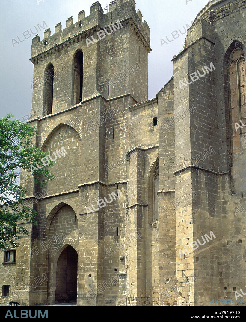 UNA DE LAS PUERTAS DE LA MURALLA DE LAGUARDIA JUNTO AL ABSIDE DE LA IGLESIA DE SAN JUAN - FOTO AÑOS 80.