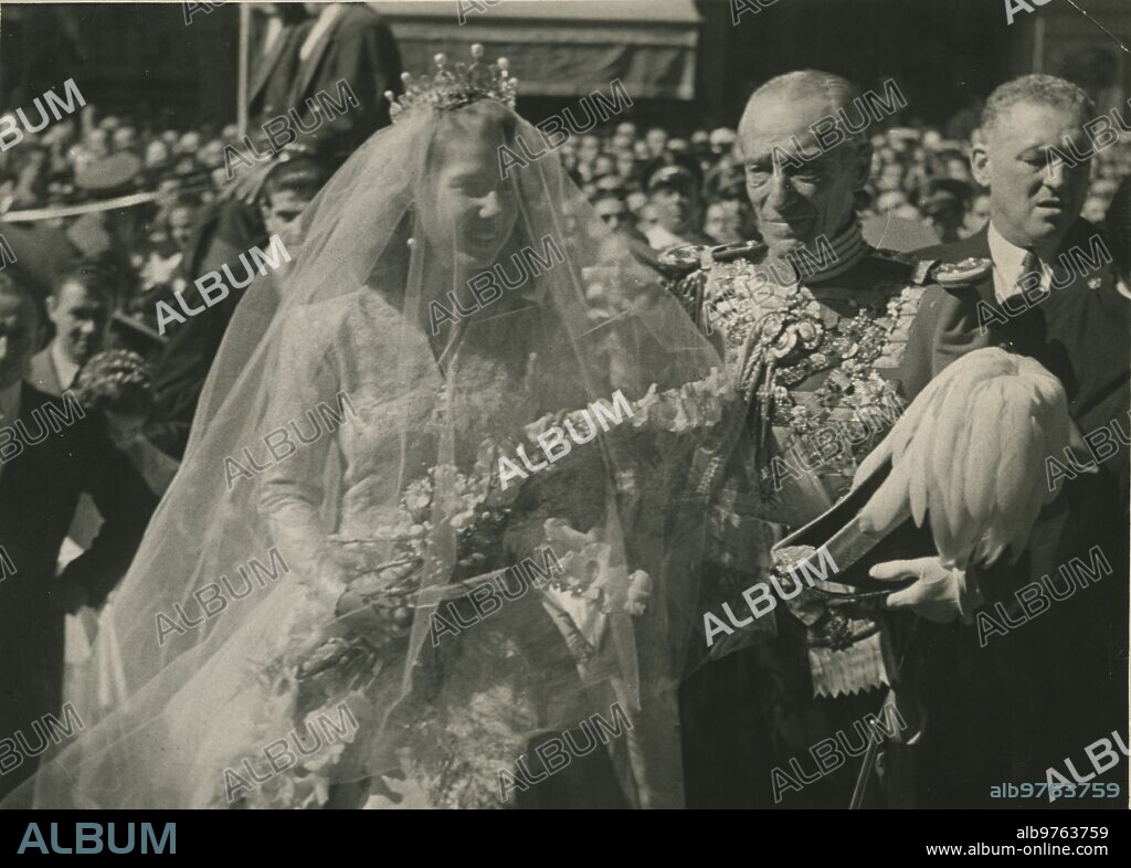 Sevilla, 12/10/1947. Boda de María Rosario Cayetana Fitz James Stuart y de Silva, con Don Luis Martínez de Irujo y Artacoz. En la imagen, del brazo de su padre, el Duque de Alba.