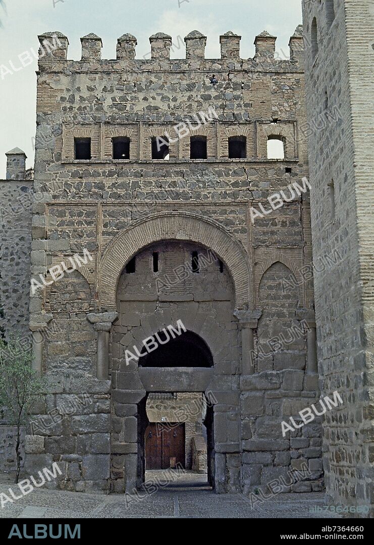 PUERTA ANTIGUA DE BISAGRA TAMBIEN LLAMADA DE ALFONSO VI - SIGLO X.
