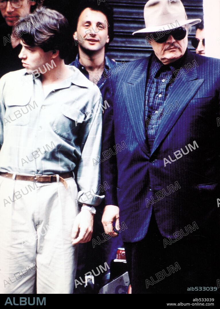 MARLON BRANDO y MATTHEW BRODERICK en EL NOVATO, 1990 (THE FRESHMAN), dirigida por ANDREW BERGMAN. Copyright TRISTAR PICTURES.