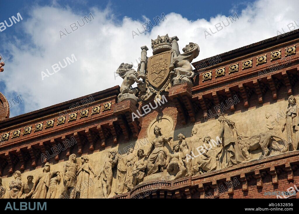 ARTE SIGLO XIX. ESPAÑA. VILASECA I CASANOVAS, Josep (Barcelona,1848-1910) Arquitecto catalán. ARCO DE TRIUNFO (1888). Entrada a la Exposición Universal del año 1888. Los relieves son obra de Josep Reynés, Josep Llimona, Antoni Vilanova, Torquat Tasso y otros escultores. Detalle. BARCELONA. Cataluña.