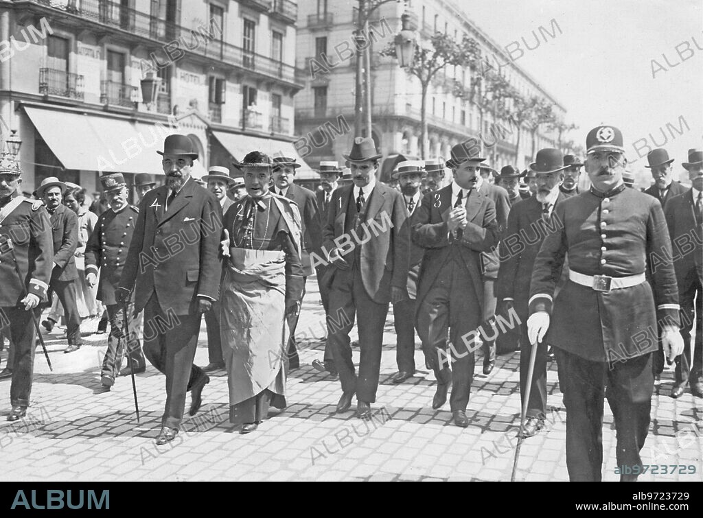 Junio 1917. Llegada del nuevo gobernador A Barcelona. El Sr. Snchez Anido (1) acompaado del Obispo, Dr. Reig (2); El Alcalde, Marqus de Olerdola (3) y el presidente de la Audiencia (4), Dirigindose al gobierno civil.