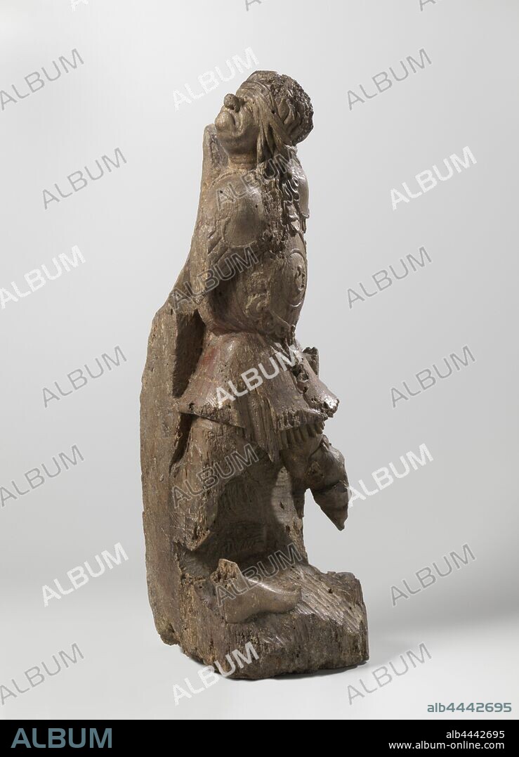 Soldier, from Christ Carrying the Cross, from the Soest Altarpiece, Looking-up soldier, whose arms and legs are largely missing, also turned to the left and seen three-quarters on the back holds the head with bow thrones in profile and stands with its legs spread for an ascending base, on which there is still a foot. A cloth is tied around the head with wavy hair, a harness pulled over the palt, held together by straps with buckles and a ring in the middle on the back plate. He is wearing knee pads, of the right boot is present, carrying of the cross: Christ bearing the cross, alone or with the help or others (e.g. Simon the Cyrenian), Master of the Soest Altarpiece, Utrecht, c. 1475 - c. 1500, oak (wood), gilding, h 47 cm × w 17.5 cm × d 14 cm.