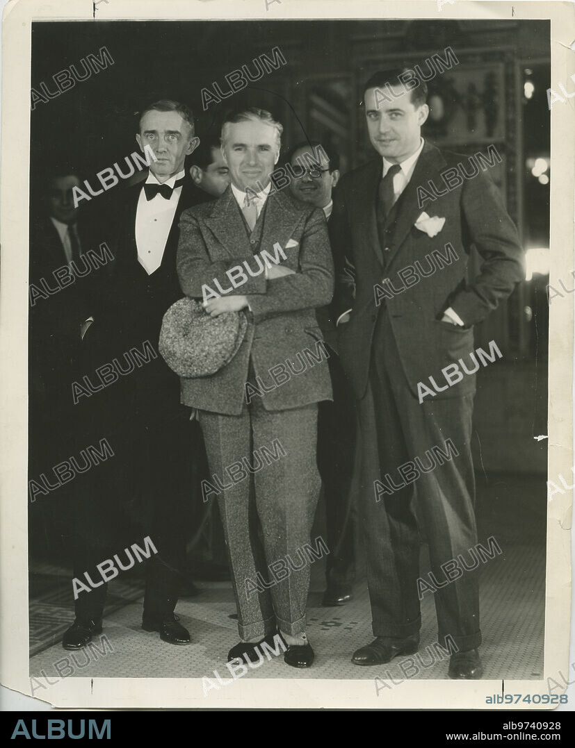 1929. Charlie Chaplin, with Edgar Neville and Ray Miller, leave the California International Theatre, Los Angeles, after giving Edgar the alternative as a film director.