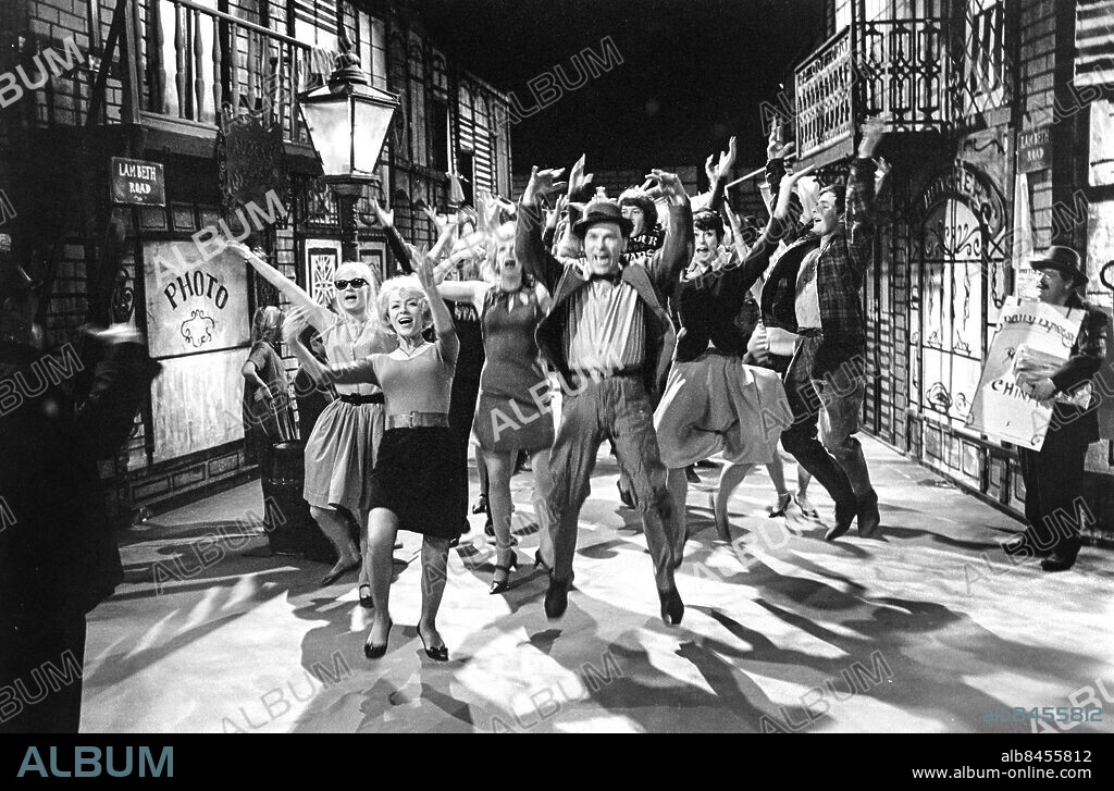 1967-01.. LORDEN FRÅN GRÄNDEN. Musical i TV av L. Arthur Rose och Douglas Furber i regi av Nils Poppe.. Sänt första gången 1967-03-27.. Här ses bl.a. Nils Poppe (i mitten), skådespelare och regissör, och Annalisa Ericson (2:a frv), skådespelerska.. Foto: Bo-Aje Mellin / RiR / SVT / Kod: 5600. Bild och reportage publ. i RiR 13/67 sid. 12-13, 51, 54.. RiR 18431 sv/v neg   . Musikaler.