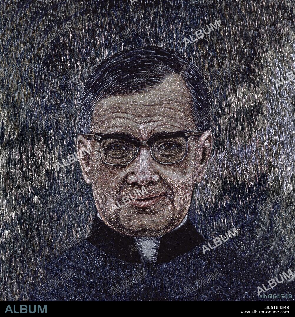 MARIA DOLORES SERRES SENA. BORDADO - SACERDOTE - CARA DE JOSE MARIA ESCRIBA DE BALAGUER.